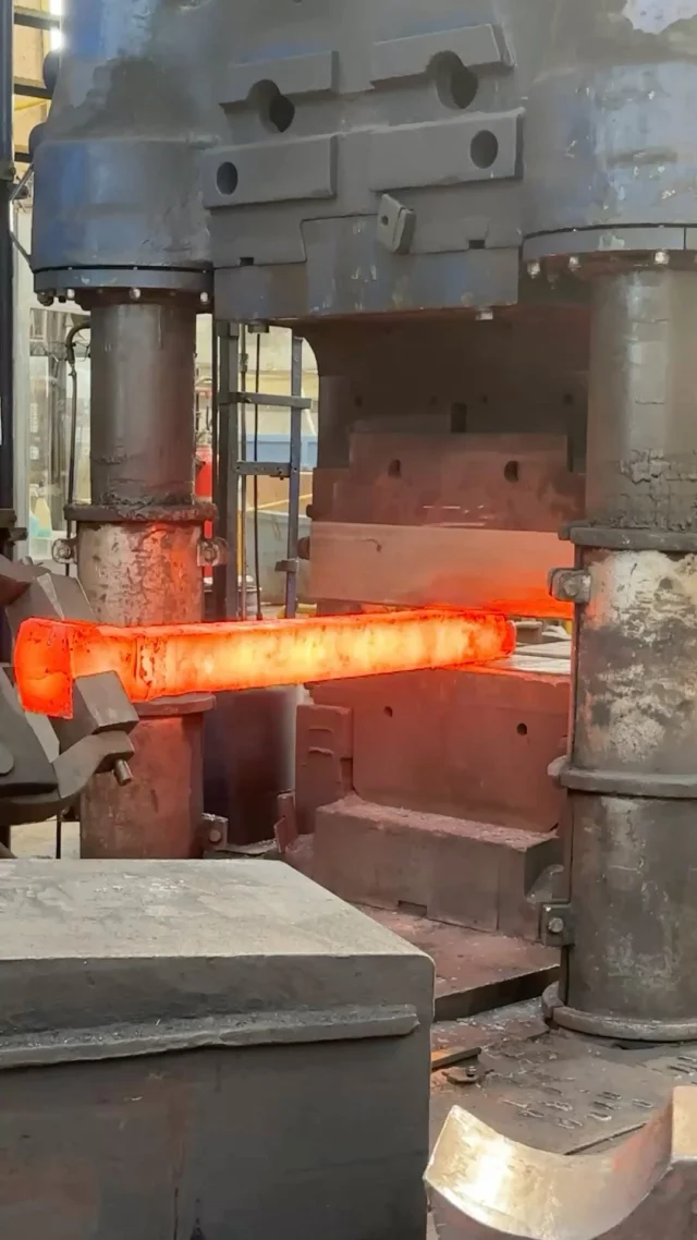 Forging a rectangular bar 🔥#somersforge #forgingastrongerfuture